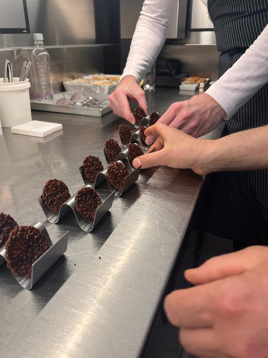 Lavoro di squadra in cucina cialda fave di cacao